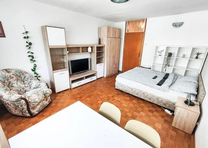 Quiet Apartment Near City Center